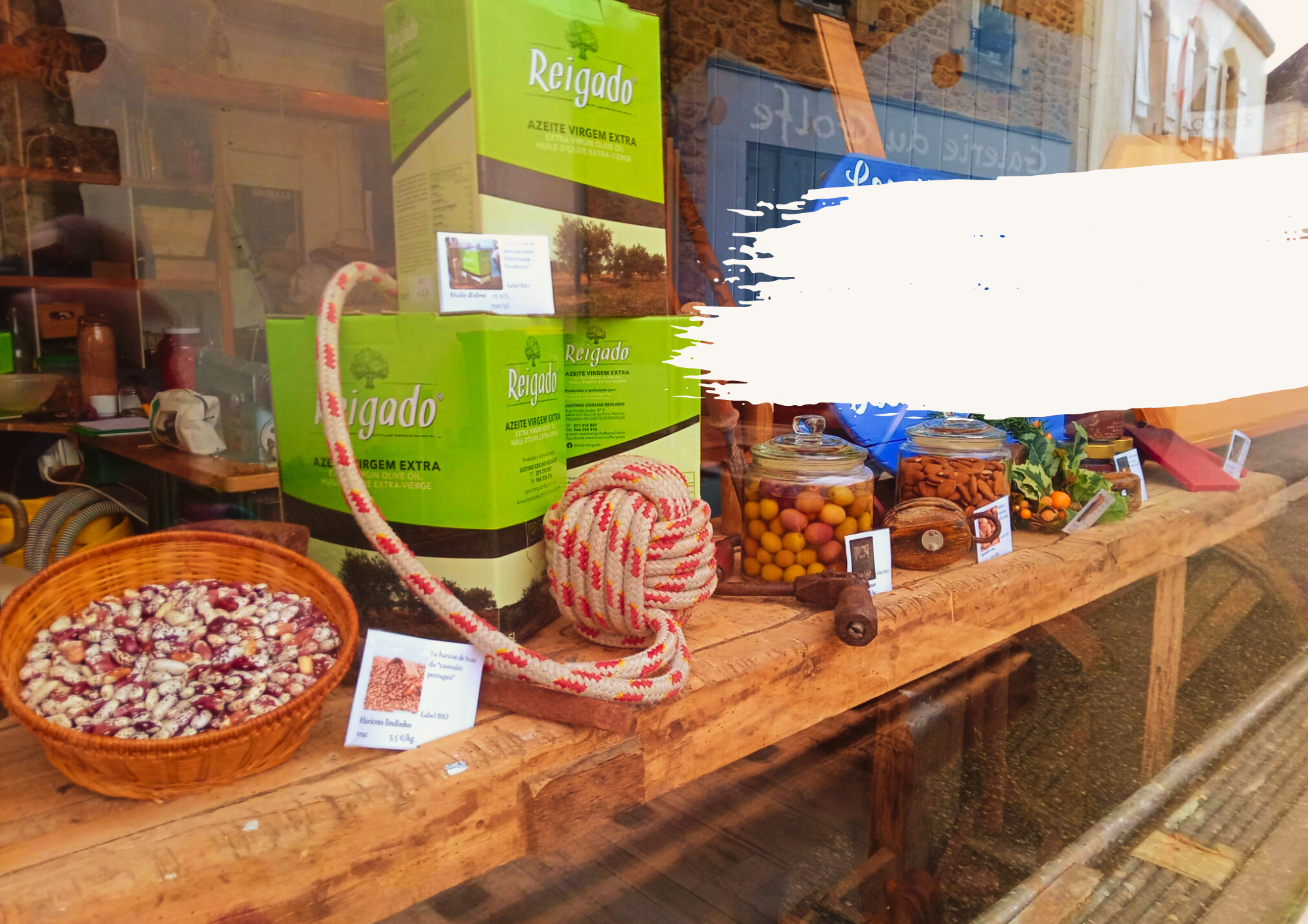 Vitrine des produits transportés a la voile dans le point de vente fixe a Locmariaquer